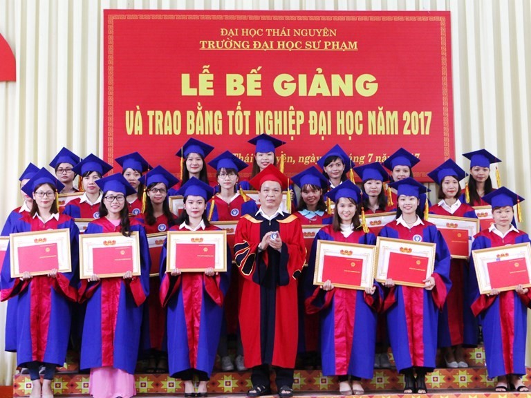 GS.TS Phạm Hồng Quang trao bằng tốt nghiệp cho sinh viên năm 2017; Năm nay 3 ngành học mới của Trường hứa hẹn nhiều cơ hội việc làm cho sinh viên sau tốt nghiệp 