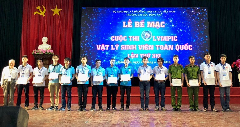 Các sinh viên Trường ĐH Sư Phạm Thái nguyên nhận giải thưởng tại cuộc thi