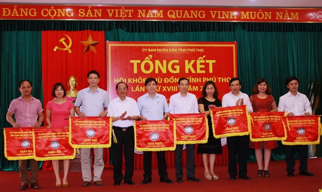 Ông Hà Kế San và ông Nguyễn Minh Tường trao cờ cho các đơn vị xuất có thành tích xuất sắc tại Hội khỏe.