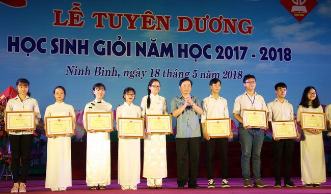 Ông Tống Quang Thìn, Phó Chủ tịch UBND tỉnh, trao tặng bằng khen của Bộ trưởng Bộ GD&ĐT cho học sinh đoạt giải quốc gia
