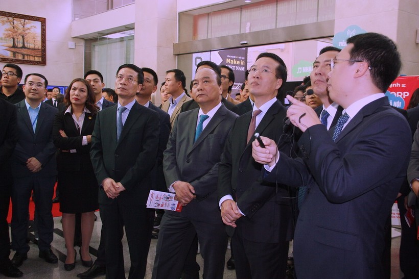 Thủ tướng Nguyễn Xuân Phúc và các đại biểu tại triển lãm các sản phẩm công nghệ bên lề hội nghị