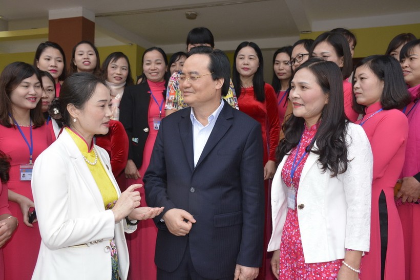 Bộ trưởng Phùng Xuân Nhạ lắng nghe tâm tư, nguyện vọng của cán bộ quản lý, giáo viên phòng GD&ĐT huyện Việt Yên