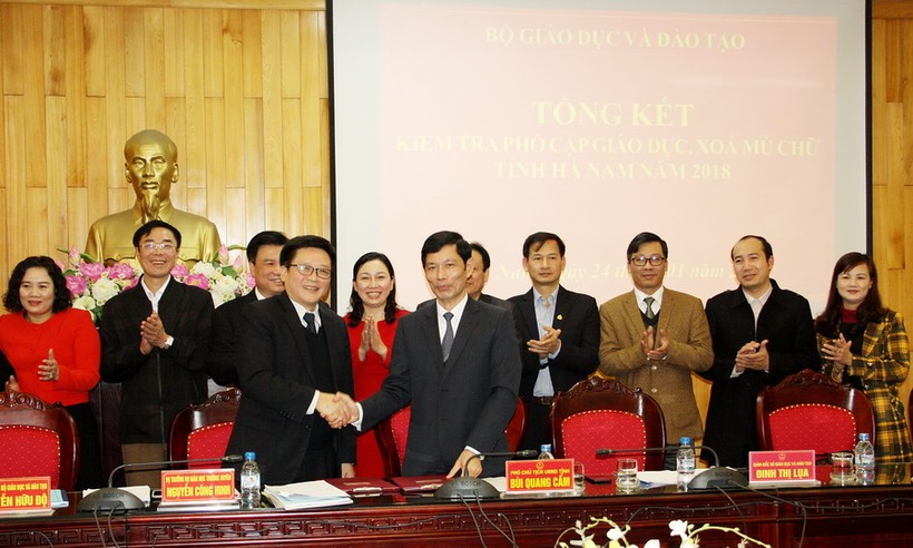 Ông Nguyễn Công Hinh và ông Bùi Quang Cẩm ký biên bản kiểm tra, công nhận đạt chuẩn PCGD XMC 