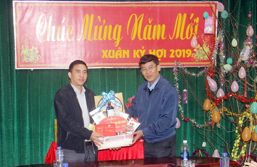 Chủ tịch Công đoàn Giáo dục Việt Nam Vũ Minh Đức (bên phải) tặng quà Tết cho Trường THCSBT THCS Trịnh Tường