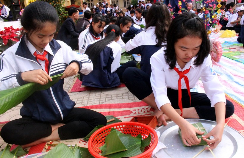 Học sinh Trường THCS Đông Sơn trổ tài gói bánh chưng tại Hội thi gói bánh chưng chào Xuân Kỷ Hợi