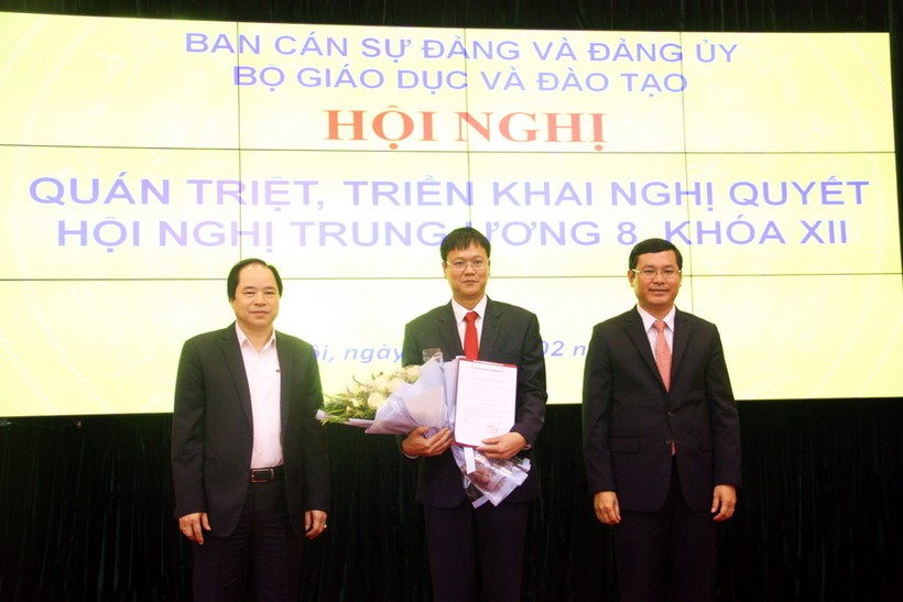 Đồng chí Trương Xuân Cừ (bên trái) trao quyết định và Thứ trưởng Nguyễn Văn Phúc (bên phải) tặng hoa chúc mừng Thứ trưởng Lê Hải An được chuẩn y giữ chức Bí thư Đảng ủy Bộ GD&ĐT nhiệm kỳ 2015 – 2020.