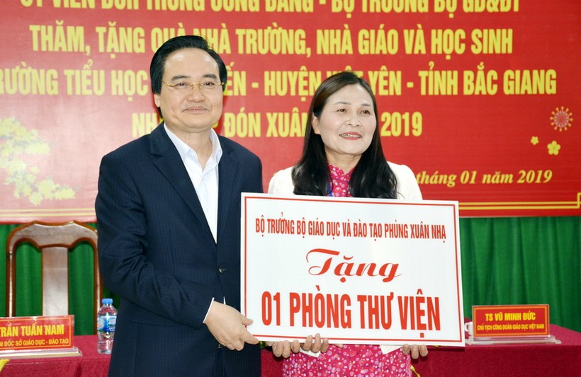 Bộ trưởng Phùng Xuân Nhạ tặng phòng thư viện cho Trường Tiểu học Tăng Tiến (huyện Việt Yên, Bắc Giang) 