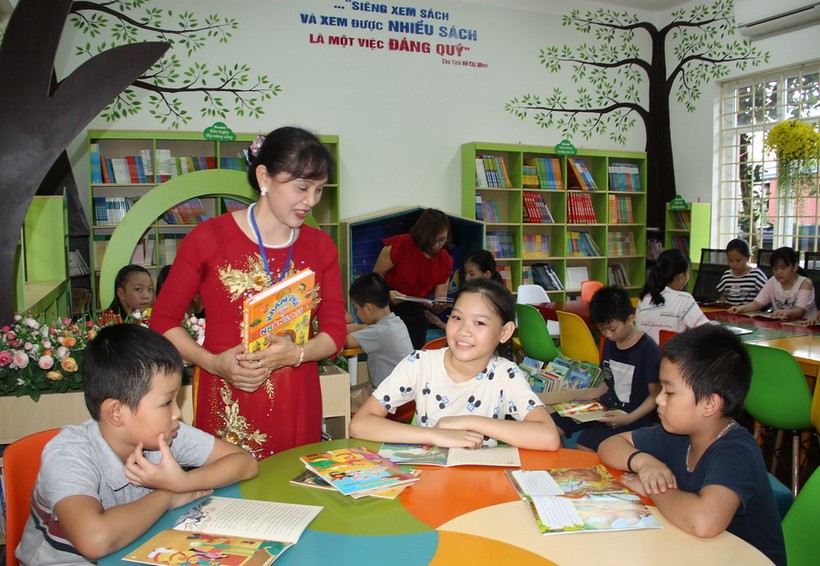 Cô và trò Trường Tiểu học Đồng Quang (TP.Thái Nguyên, tỉnh Thái Nguyên) trong một tiết đọc thư viện