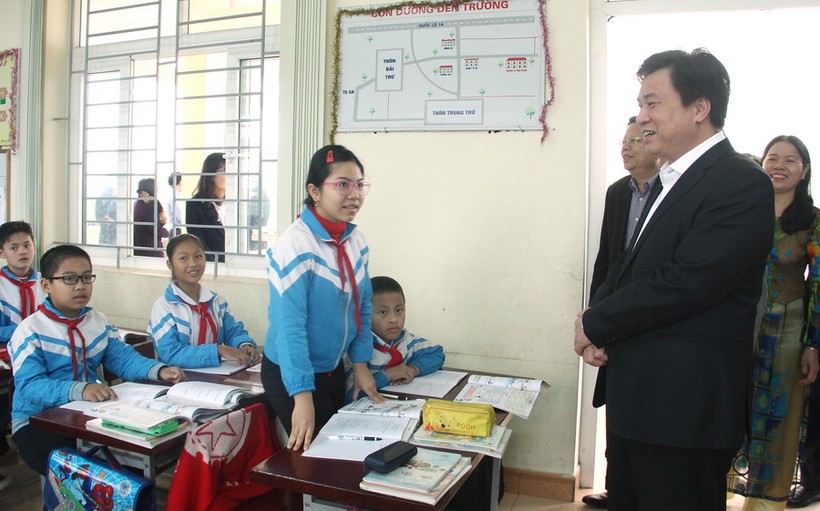 Thứ trưởng Nguyễn Hữu Độ thăm một lớp học tại Trường Tiểu Học Ninh Giang