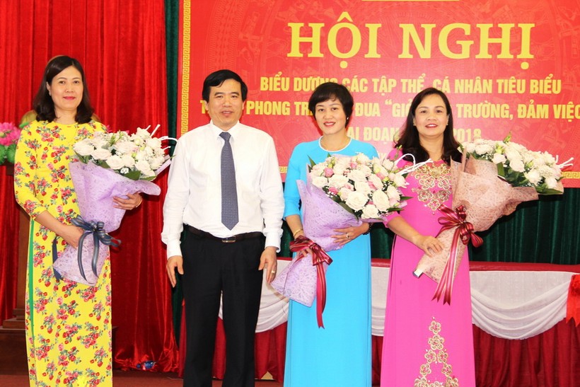 Ông Nguyễn Minh Tường tặng hoa đại diện Ban Vì sự tiến bộ phụ nữ ngành giáo dục và các nữ nhà giáo nhân ngày 8/3.