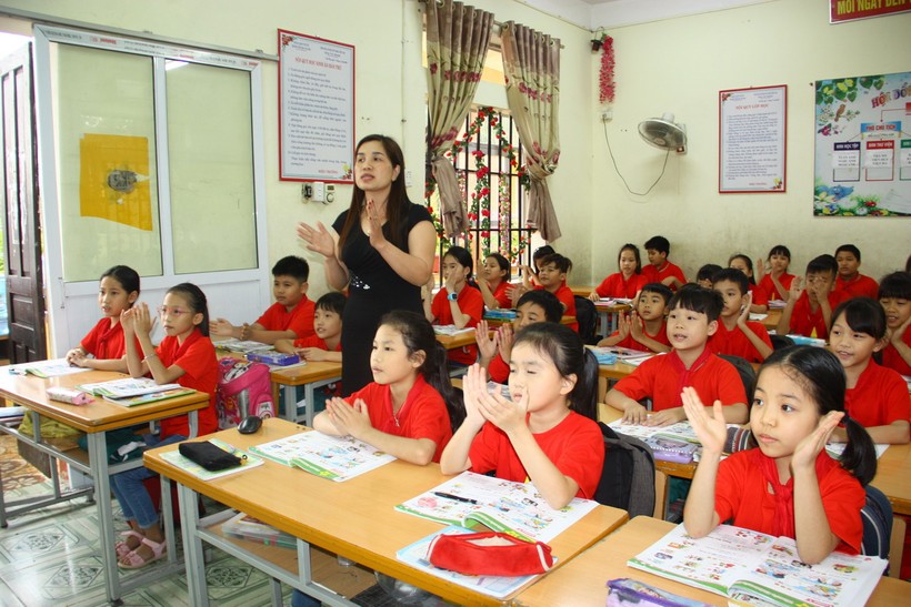 Các nữ nhà giáo có nhiều đóng góp to lớn trong công tác nâng cao chất lượng giáo dục của tỉnh. Ảnh: Cô và trò Trường Tiểu học Vân Phú (TP Việt Trì) trong giờ học tiếng Anh