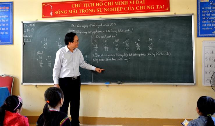 Bộ trưởng Phùng Xuân Nhạ làm việc với ngành giáo dục tỉnh Điện Biên