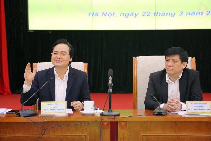 Bộ trưởng Phùng Xuân Nhạ cùng ông Nguyễn Thanh Long chủ trì buổi tọa đàm. Ảnh: Bá Hải