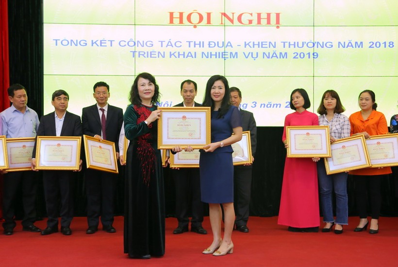 Thứ trưởng Nguyễn Thị Nghĩa trao tặng Bằng khen  cho các cá nhân có thành tích xuất sắc trong hoạt động khối thi đua. Ảnh: Việt Hà