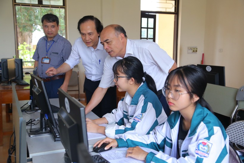 Tỉnh Ninh Bình đã có kế hoạch để huy động nguồn lưc, chuẩn bị các điều kiện đáp ứng cho thực hiện CTGDPT mới. Trong ảnh, cán bộ quản lý của Sở GD&ĐT đang khảo sát các hoạt động GD tại Trường THPT Yên Khánh A. Ảnh: Việt Hà