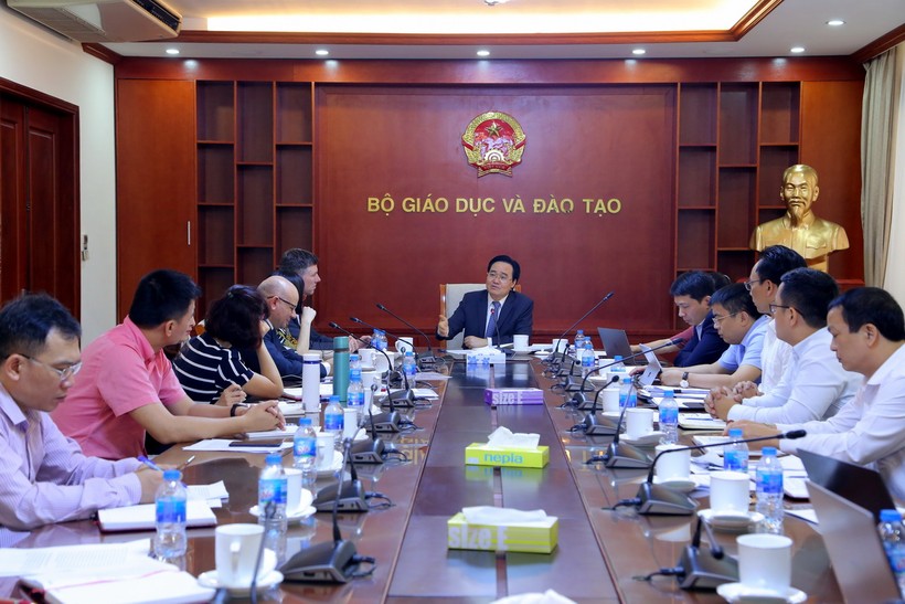 Buổi làm việc của Bộ trưởng Phùng Xuân Nhạ với nhóm nghiên cứu của WB. Ảnh: Việt Hà