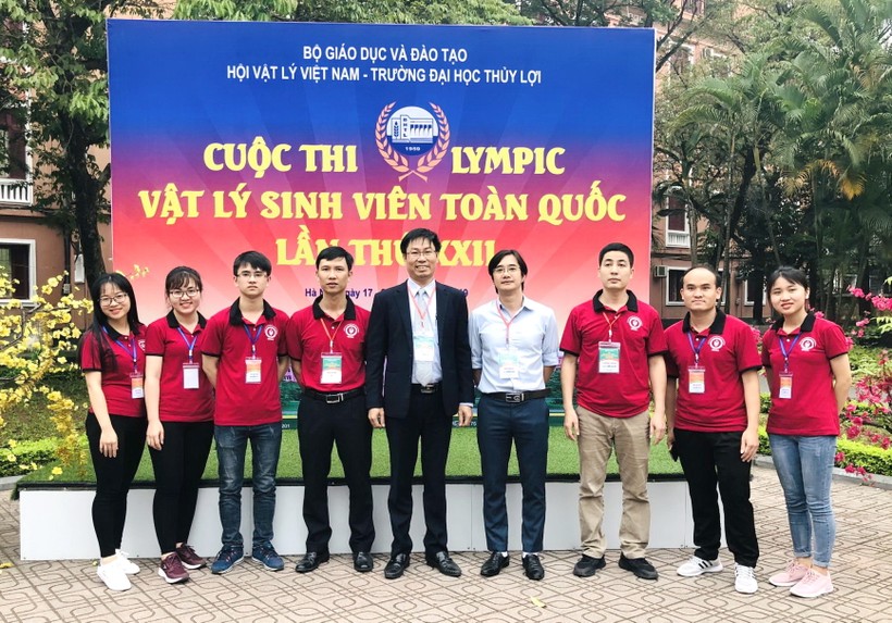  Thầy Cao Tiến Khoa - Trưởng Khoa Vật lý cùng các sinh viên ưu tú đã đạt nhiều giải cao cuộc thi Olympic Vật lý sinh viên toàn quốc năm 2019