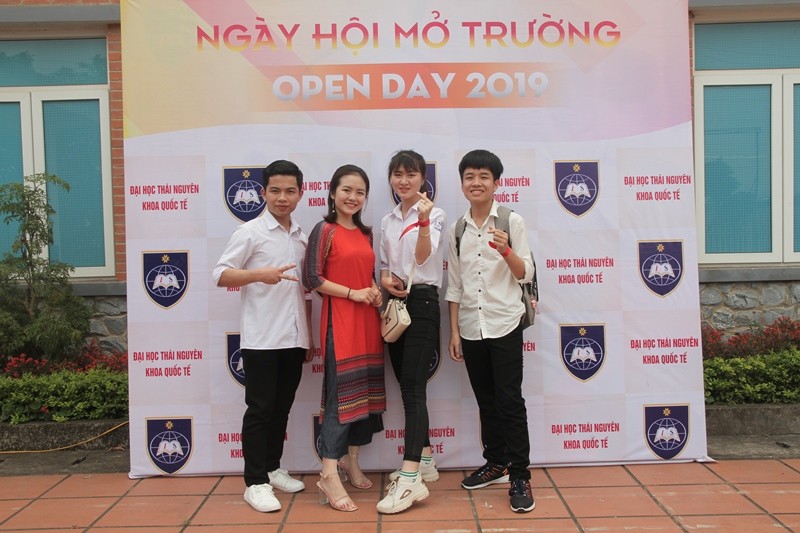 Học sinh háo hứng trong Ngày hội mở trường - Open Day của Khoa 