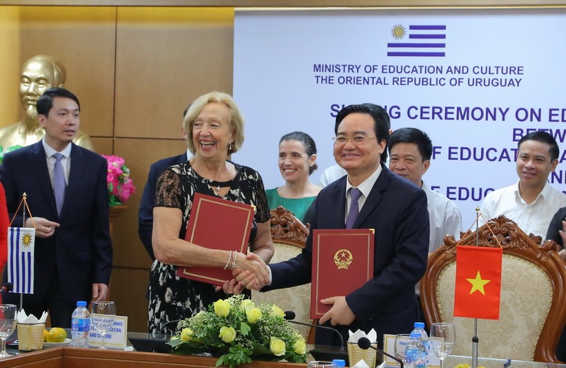 Bộ trưởng Phùng Xuân Nhạ và Bộ trưởng María Julia Muñoz kí kết bản ghi nhớ hợp tác lĩnh vực giáo dục. Ảnh: Việt Hà