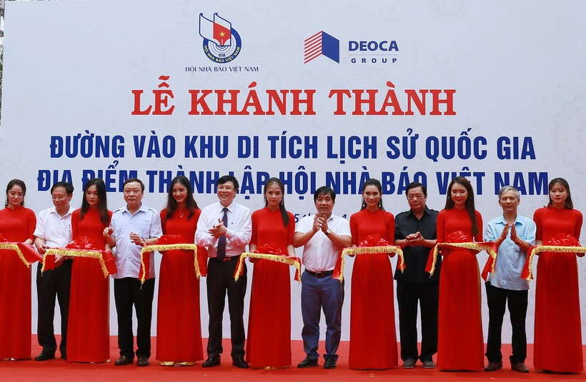 Ông Hồ Quang Lợi cùng các đại biểu cắt băng khánh thành đường vào khu di tích Hội Nhà báo Việt Nam. Ảnh: Việt Hà