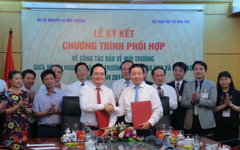  Bộ trưởng Phùng Xuân Nhạ và Bộ trưởng Trần Hồng Hà kí kết chương trình phối hợp về công tác BVMT giai đoạn 2019 – 2025. Ảnh Việt Hà