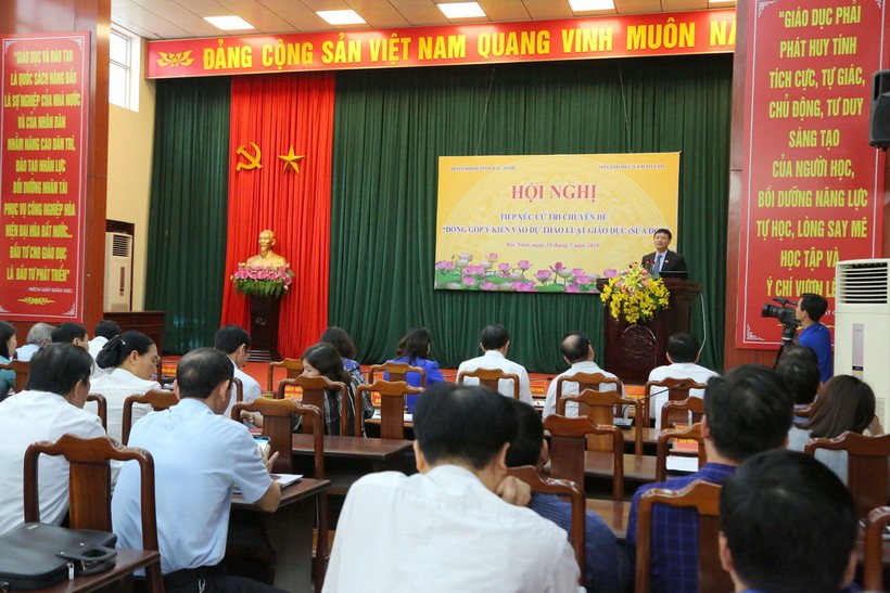 Hội nghị tiếp xúc cử tri ngành Giáo dục Bắc Ninh. Ảnh Việt Hà