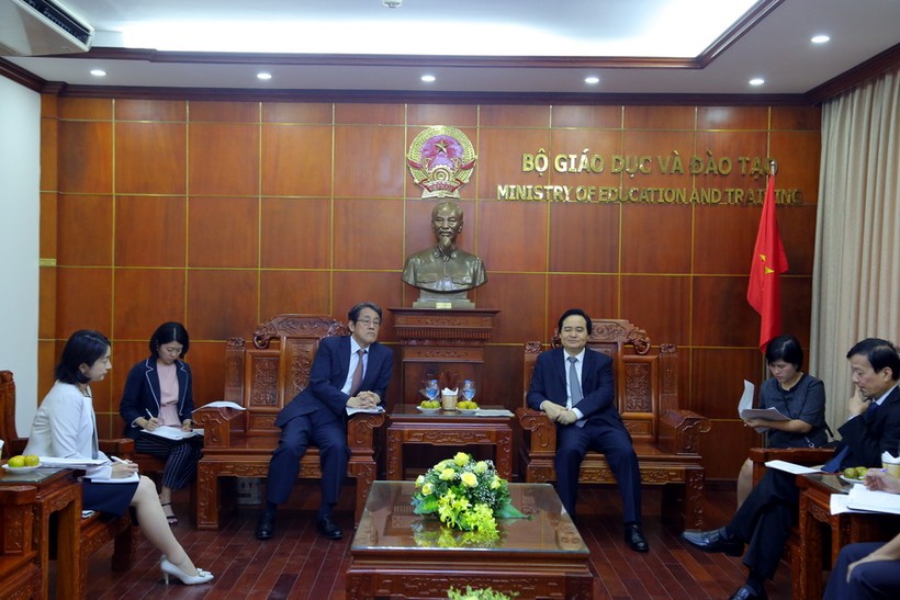 Bộ trưởng Phùng Xuân Nhạ tiếp Đại sứ Nhật Bản tại Việt Nam. Ảnh Việt Hà