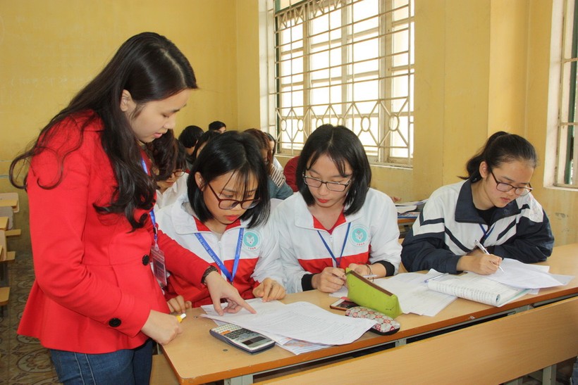 Giảng viên và sinh viên Khoa Sư phạm Toán học của Trường ĐH Sư phạm Thái Nguyên. Ảnh: Việt Hà