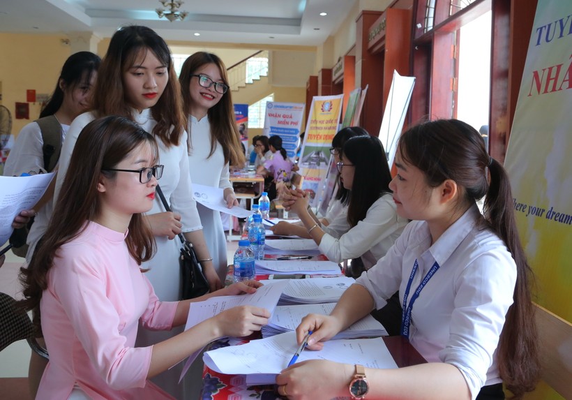 Sinh viên Trường ĐH Sư phạm - ĐH Thái Nguyên trong ngày hội tuyển dụng nhân sự.