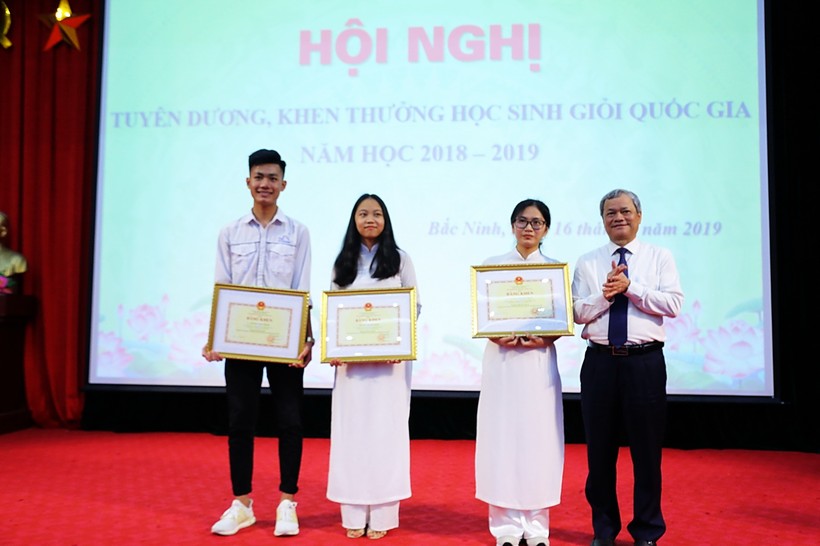 Chủ tịch UBND tỉnh Nguyễn Tử Quỳnh trao tặng Bằng khen của Bộ GD&ĐT cho 3 học sinh đạt giải Nhất. Ảnh: Việt Hà