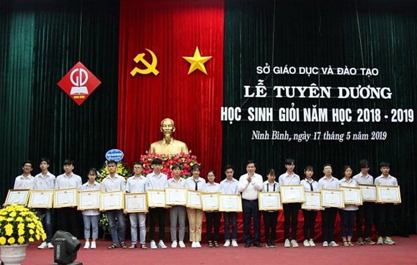 Ông Tống Quang Thìn trao bằng khen và phần thưởng cho các em đạt danh hiệu HSG.