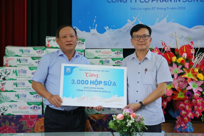 Ông Nguyễn Đức Thái tặng 3.000 hộp sữa cho Công ty CP in Sơn La