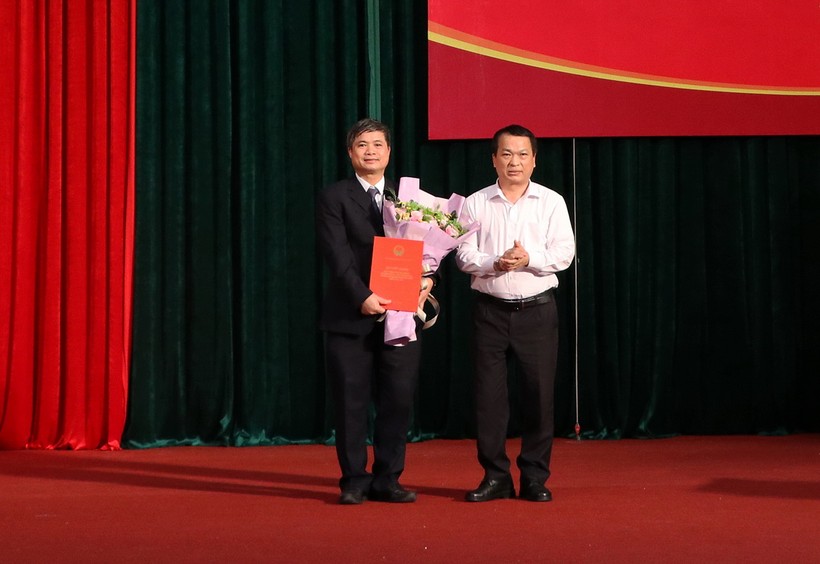 GS.TS Phạm Hồng Quang trao quyết định bổ nhiệm nhân sự cho PGS.TS Trần Thanh Vân (bên trái ảnh)
