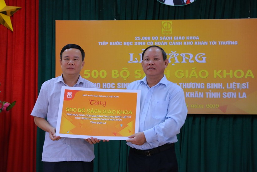 Ông Nguyễn Đức Thái trao tặng 500 bộ SGK cho học sinh con gia đình thương binh, liệt sĩ và học sinh có hoàn cảnh khó khăn tỉnh Sơn La.