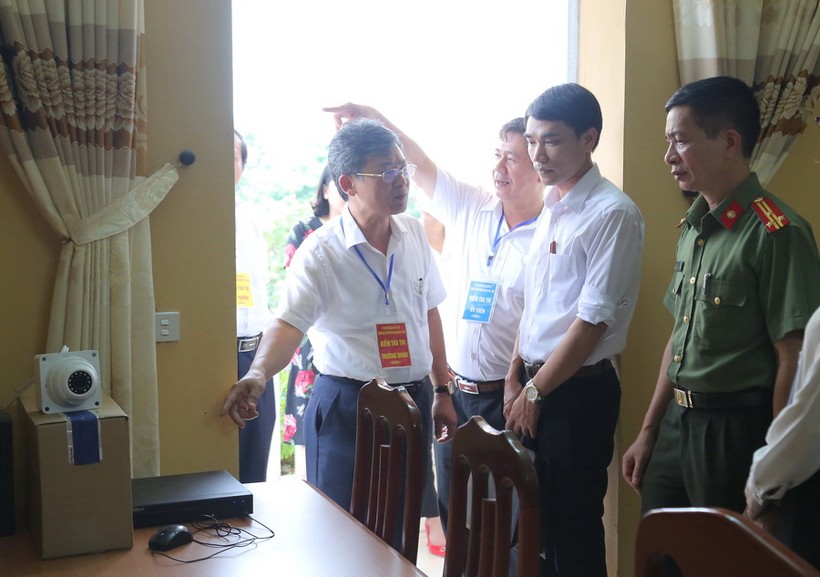 Ông Nguyễn Duy Hưng - Phó Chủ tịch UBND tỉnh, Trưởng BCĐ thi cùng các thành viên BCĐ kiểm tra công tác lắp đặt camera giám sát tại các điểm thi.