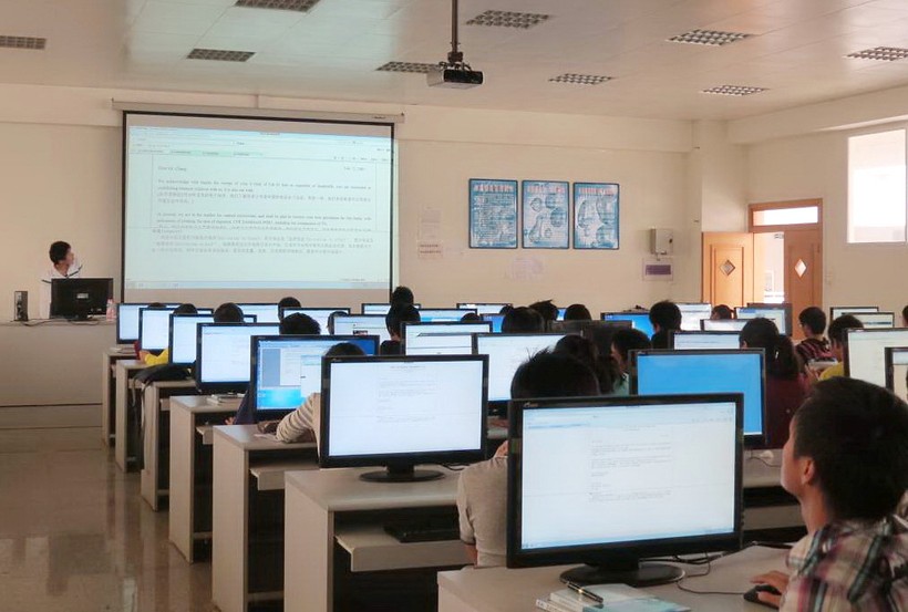 Sinh viên ĐH Thái Nguyên trong giờ học tin học với trang thiết bị hiện đại