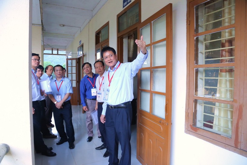 Thứ trưởng Lê Hải An yêu cầu Hiệu trưởng Trường THPT Pò Tấu nhường phòng làm việc làm nơi bảo quản đề thi và bài thi để đảm bảo các yêu cầu bảo mật tại điểm thi
