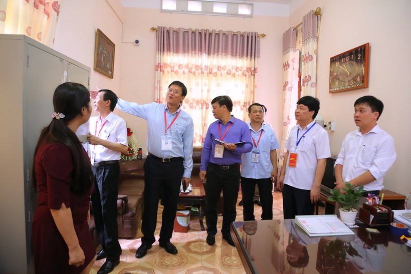 Thứ trưởng Lê Hải An kiểm tra phòng bảo quản đề thi, bài thi tại điểm thi Trường THPT Đại Từ
