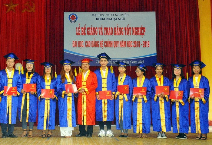 PGS.TS Trần Thanh Vân – Phó Giám đốc Đại học Thái Nguyên đã dự và trao bằng tốt nghiệp cho các tân cử nhân.
