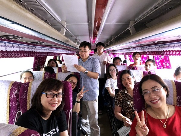 Đoàn cán bộ, giảng viên của Trường ĐH Sư phạm - ĐH Thái Nguyên trên đường di chuyển đến các điểm thi của Hội đồng thi Sở GD&ĐT Tuyên Quang