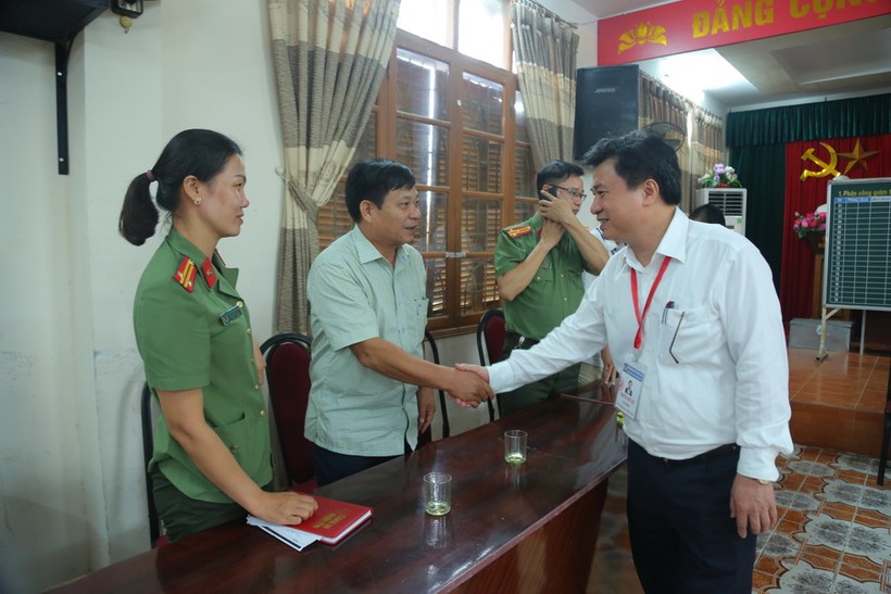 Thứ trưởng Nguyễn Hữu Độ động viên cán bộ coi thi tại điểm thi Trường THPT Lê Quý Đôn, cụm thi TP Hải Phòng trong Kỳ thi THPT quốc gia năm 2019