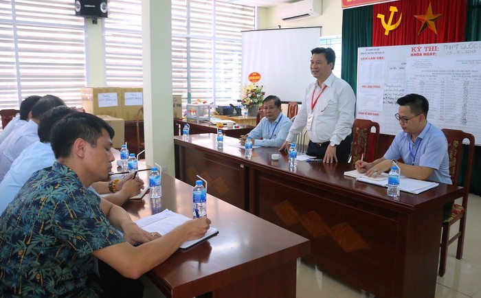 Thứ trưởng Nguyễn Hữu Độ kiểm tra thực hiện các công việc của kỳ thi tại Hội đồng thi Sở GD&ĐT Hà Nội- Điểm thi THPT Sơn Tây. Ảnh: Việt Hà