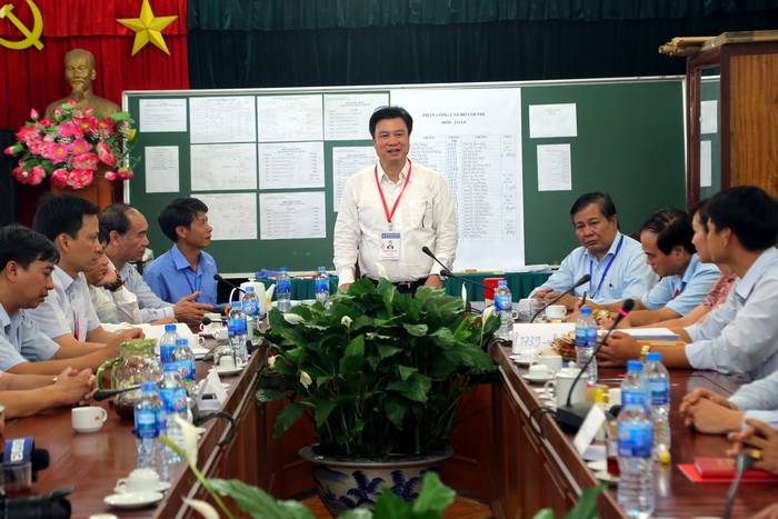 Thứ trưởng Nguyễn Hữu Độ yêu cầu cán bộ coi thi tại điểm thi Trường Hữu Nghị 80 nêu cao tinh thần trách nhiệm trong các thi sau. Ảnh: Việt Hà