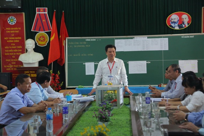 Thứ trưởng Nguyễn Hữu Độ lưu ý với cán bộ điểm thi trường THPT Lương Sơn tiếp tục coi thi đúng quy chế