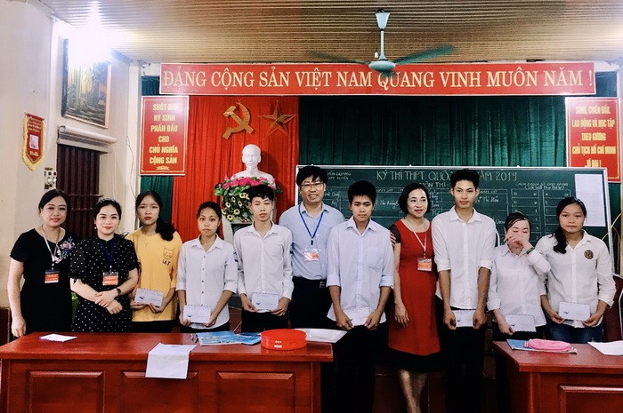 Đại điện đoàn cán bộ, giảng viên Trường ĐH Sư phạm Thái Nguyên trao tặng quà cho học sinh vượt khó của Trường THPT Kim Xuyên.