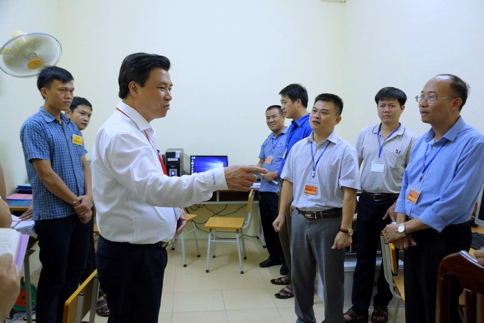 Thứ trưởng Nguyễn Hữu Độ yêu cầu Ban thư ký phải nhập điểm chính xác, nhập 2 máy song song. Ảnh: Việt Hà