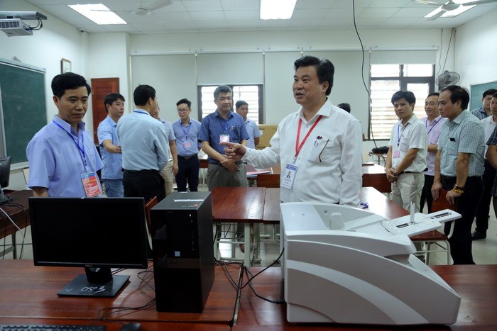 Thứ trưởng Nguyễn Hữu Độ kiểm tra cơ sở vật chất, trang thiết bị tại phòng chấm thi trắc nghiệm. Ảnh: Việt Hà