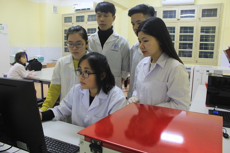 Sinh viên Trường ĐH Khoa học thực hành xét nghiệm miễn dịch hệ thống phân tích dòng chảy tế bào (Flow cytometry) BD Accuri™ C6