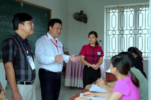 Thứ trưởng Nguyễn Hữu Độ lưu ý với cán bộ chấm thi phải chấm "đều tay" và công bằng. Ảnh: Việt Hà