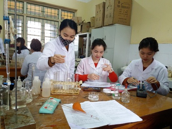 Sinh viên Trường ĐH Khoa học – ĐH Thái Nguyên thực hành trong phòng thí nghiệm. Ảnh: TNUS